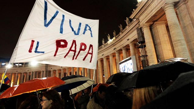 Fiés comemoram fumaça branca, que anuncia a escolha do novo papa, no Vaticano