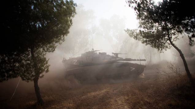 Tanque israelense realiza manobra após o fim de uma trégua humanitária de cinco horas, perto da fronteira com a Faixa de Gaza - (17/07/2014)