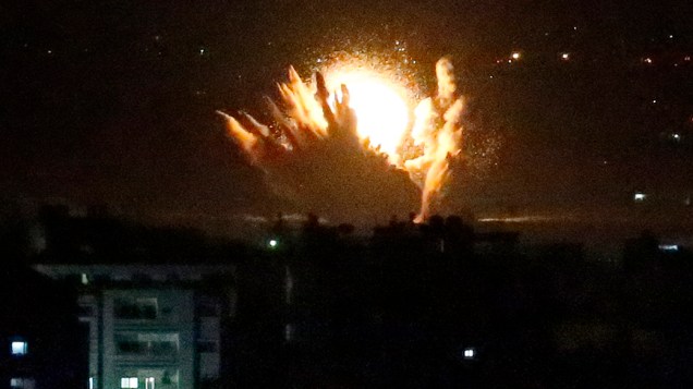 Um míssil israelense atinge construções palestinas na cidade de Gaza - (17/07/2014)