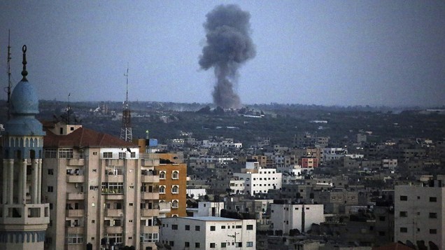 Fumaça vista após ataque israelense em Gaza - 17/07/2014