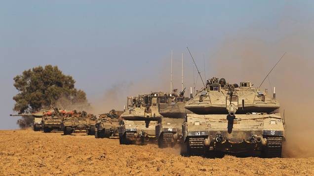 Tanque israelense realiza manobra após o fim de uma trégua humanitária de cinco horas, perto da fronteira com a Faixa de Gaza - 17/07/2014