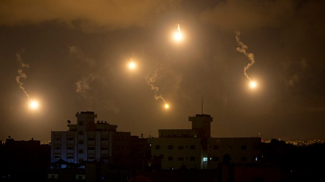 Sistema antimíssil disparado pelo exército israelense ilumina o céu sobre a Faixa de Gaza - 18/07/2014