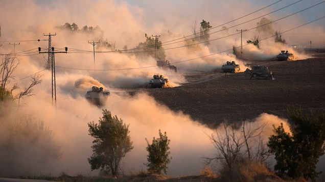 Tanques israelenses realizam manobras ao norte da Faixa de Gaza. Israel intensificou sua ofensiva terrestre na Faixa de Gaza com artilharia, tanques e navios de guerra - 18/07/2014