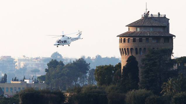 Helicóptero do Papa Bento XV se aproxima de Castel Gandolfo, onde vai deixar seu posto, no Vaticano