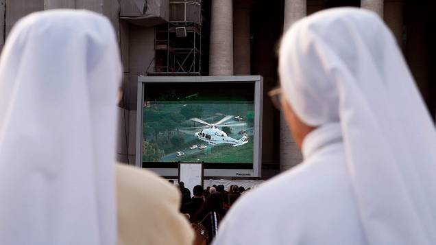 Fiéis acompanham vôo de Papa Bento XVI para Castel Gandolfo, onde vai deixar seu posto, no Vaticano