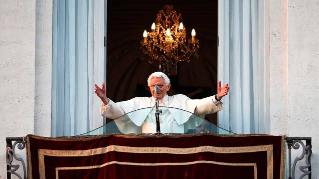 Papa Bento XVI acena para os fiéis pela última vez da sacada de sua residência de verão em Castel Gandolfo