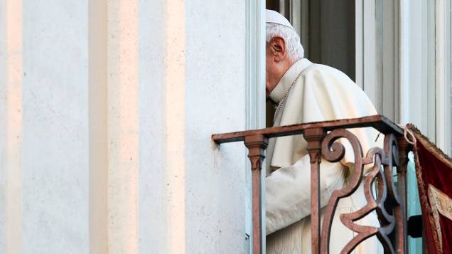 Papa Bento XVI aparece para os fiéis pela última vez da sacada de sua residência de verão em Castel Gandolfo