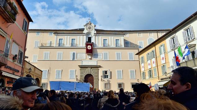 Trabalhadores preparam sacada onde o Papa Bento XVI irá saudar os fiéis, em Castel Gandolfo, Roma