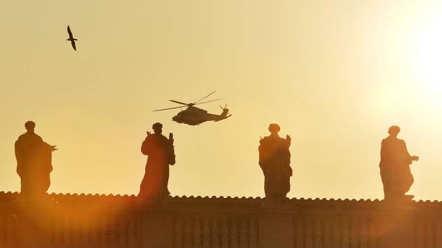 Helicóptero do Papa Bento XVI sobrevoa Basílica de São Pedro, no Vaticano