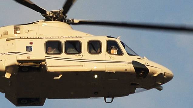 Helicóptero com o Papa Bento XVI a bordo sobrevoa Praça de São Pedro, no Vaticano