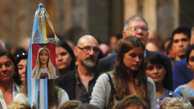 Fiéis participam de missa na catedral de Bueno Aires para celebrar o novo papa, na Argentina
