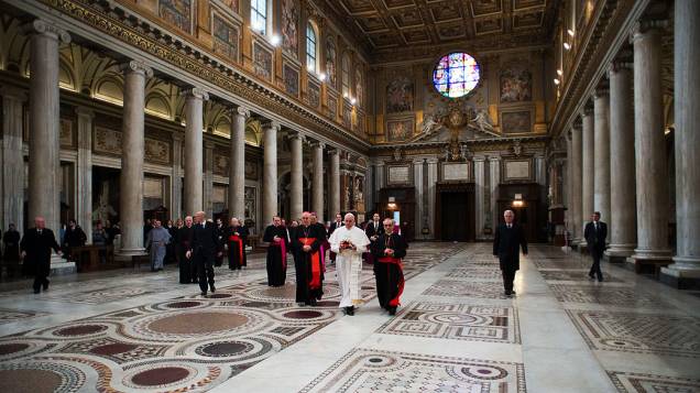 Papa Francisco, da Argentina, caminha na Basílica de Santa Maria Maggiore, durante uma visita privada em Roma