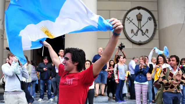 Cidadãos argentinos comemoram proclamação de Jorge Mario Bergoglio como o novo papa