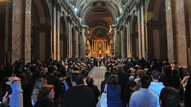 Cidadãos argentinos comemoram proclamação de Jorge Mario Bergoglio como o novo papa, durante missa na Catedral de Buenos Aires