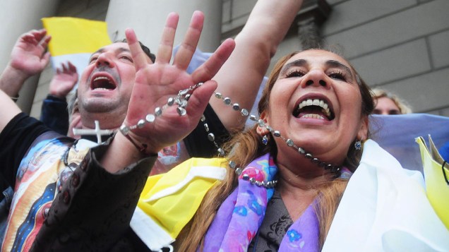 Cidadãos argentinos comemoram proclamação de Jorge Mario Bergoglio como o novo papa