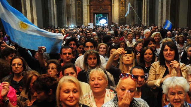 Fiéis argentinos comemoram proclamação de Jorge Mario Bergoglio como o novo papa, durante missa na Catedral de Buenos Aires