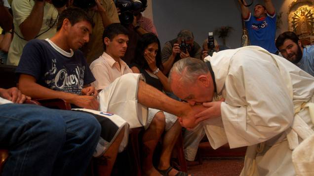 Arcebispo de Buenos Aires, Jorge Mario Bergoglio, beija os pés de pessoas pobres e viciado em drogas, durante celebração