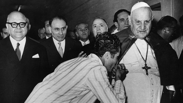 Dezembro de 1958 - Angelo Giuseppe Roncali, o papa João XXIII sendo beijado por um preso durante uma visita à prisão de Regina Coeli, em Roma