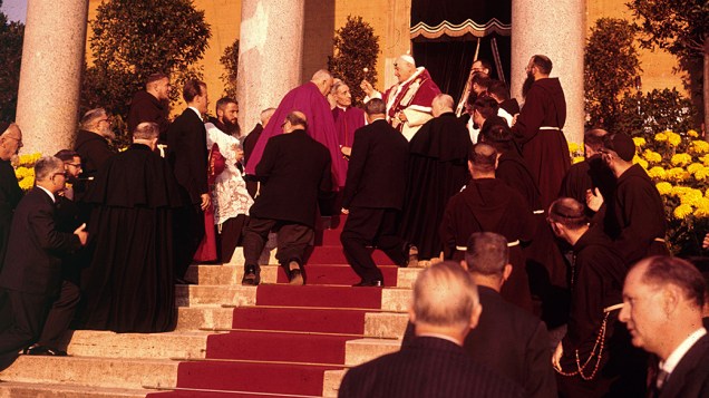 1960 - Papa João XXIII durante visita á igreja de São Basílio, em Roma