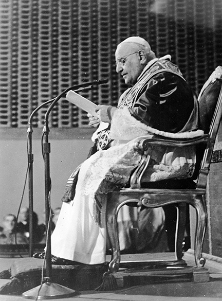 1961 - Papa João XXIII lê mensagem para o mundo apelando para a paz a partir de sua residência de verão em Castelgandolfo