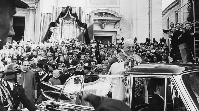 Outubro de 1962 - O papa João XXIII recebe com entusiasmo a multidão em Loreto, durante uma peregrinação para rezar nos santuários de Loreto e Assis antes do início do Concílio Vaticano II