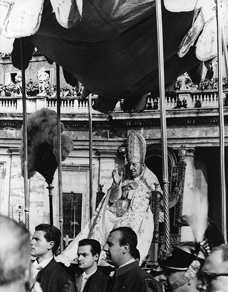 João XXIII carregado no trono papal em 1962