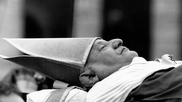 1963 - O corpo do Papa João XXIII na Basílica de São Pedro, em Roma