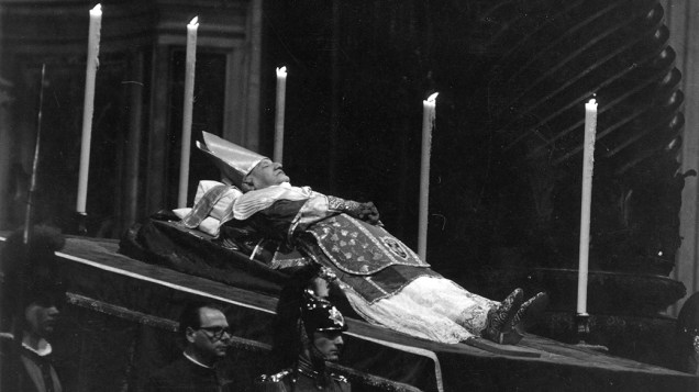 1963 - O corpo do Papa João XXIII na Basílica de São Pedro, em Roma