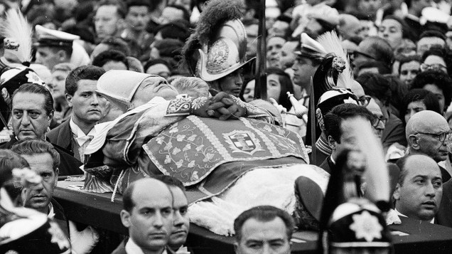 Julho de 1963 - Corpo do papa João XXIII é carregado em meio à multidão na Praça de São Pedro, no Vaticano