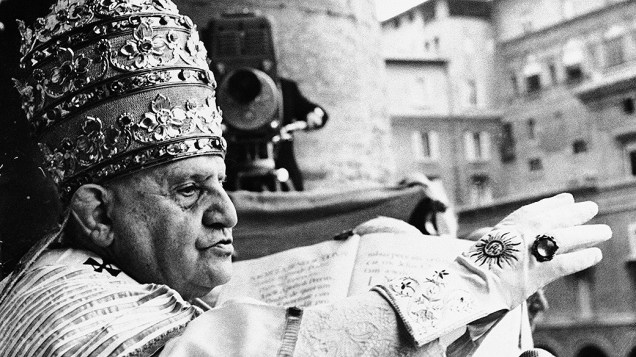 1958 - Papa João XXIII, concede a benção aos fiéis na Praça de São Pedro logo após ser coroado pontífice da Igreja Católica