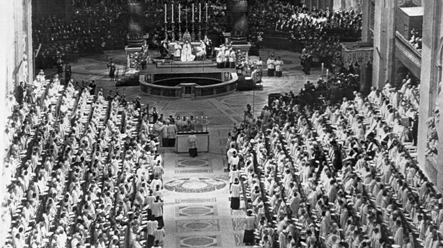 Outubro de 1962 - Papa João XXIII preside a abertura do Concílio Ecumênico Vaticano II - maior assembléia de prelados da história da Igreja Católica