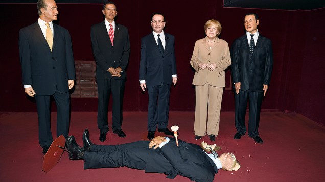 Estátua de cera do presidente russo Vladimir Putin destruída por uma ativista do grupo Femen, é observada pelas estátuas do rei da Espanha, Juan Carlos, do presidente americano, Barack Obama, do presidente francês, François Hollande, da chanceler da Alemanha, Angela Merkel e do rei do Marrocos, Mohamed VI, no Museu Grévin em Paris