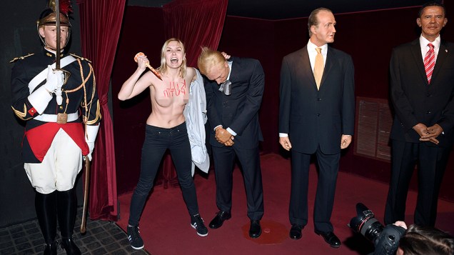 Uma ativista do grupo feminista Femen destrói uma estátua de cera do presidente russo, Vladimir Putin, no Museu Grévin em Paris Uma ativista do grupo feminista Femen destrói uma estátua de cera do presidente russo, Vladimir Putin, no Museu Grévin em Paris