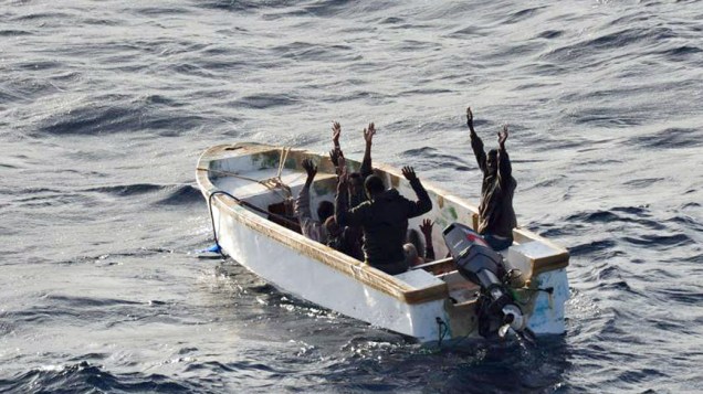 Seis piratas somali se rendem à força naval da União Europeia, próximo à costa da Somália