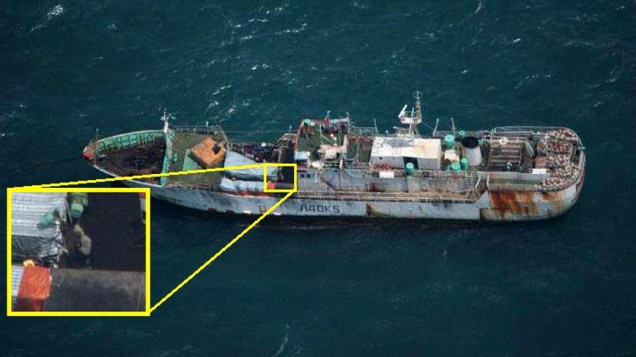 Pirata somali aponta uma arma para o helicóptero da força naval da União Europeia, próximo à costa da Somália