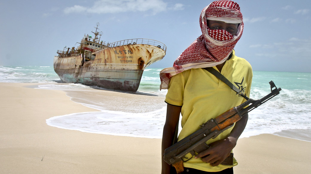 Pirata somali em frente a um barco taiwanês que encalhou em uma praia da SomáliaFarah Abdi WarsamehFarah Abdi Warsameh