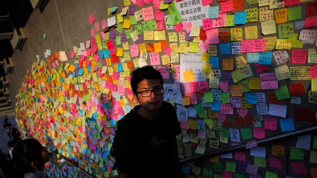 Homem sobe as escadas que serviram de mural para manifestantes pró-democracia expressarem suas vontades, em Hong Kong