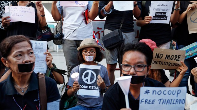 Dezenas de pessoas se reuniram em um distrito comercial para expressar oposição ao regime militar na Tailândia