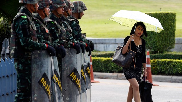 Soldados tomaram as ruas da Tailândia após o exército dar um golpe de Estado e instaurar uma ditadura no país