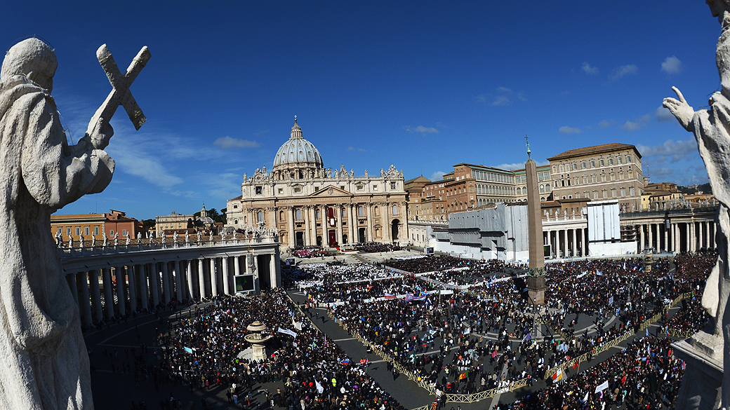 Fiéis assistem a missa de entronização do papa Francisco na Praça São Pedro, no Vaticano