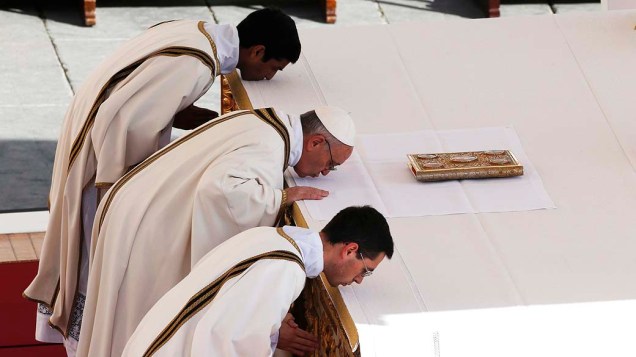 Papa Francisco beija altar durante missa de entronização, no Vaticano