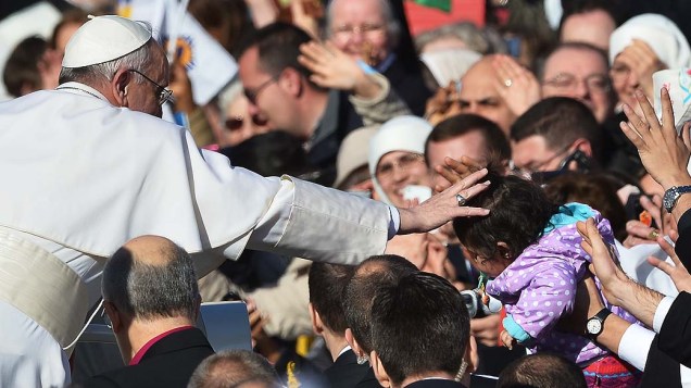 Papa Francisco abençoa criança no trajeto até a basílica de São Pedro, no Vaticano