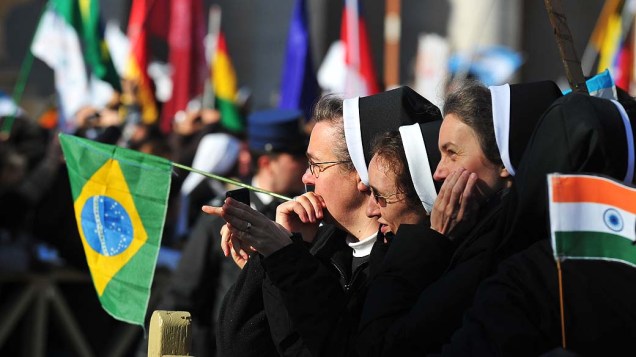 Freiras brasileiras e indianas assistem a missa de entronização do papa Francisco na Praça São Pedro, no Vaticano