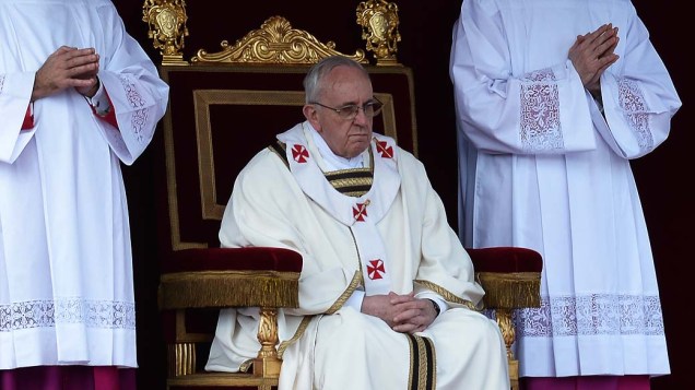 Papa Francisco senta no trono onde o primeiro pontífice da américa latina receberá os símbolos formais de poder papal, no Vaticano