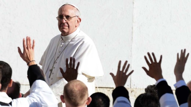 Papa Francisco foi recebido com festa por milhares de fiéis na Praça de São Pedro