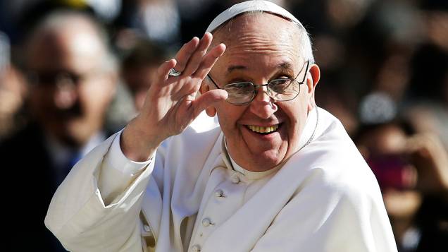 Papa Francisco acena para a multidão durante a missa de entronização, no Vaticano