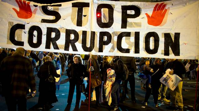 Grande faixa contra a corrupção é vista durante protesto em Buenos Aires