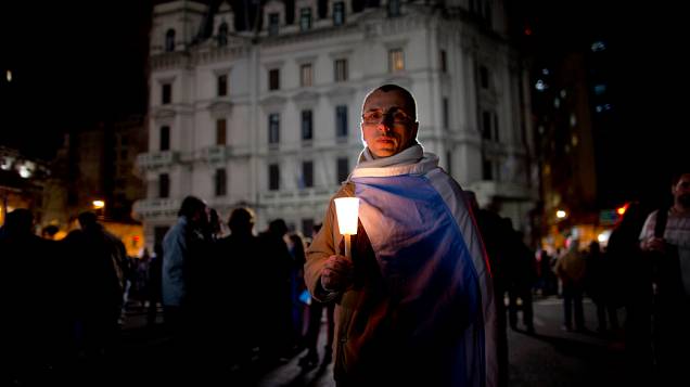 Manifestante segura uma vela durante protesto contra o governo argentino realizado dias depois de tragédia em Rosário