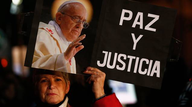 Mulher segura cartaz com foto do papa Francisco, durante manifestação em Buenos Aires convocada através das redes sociais