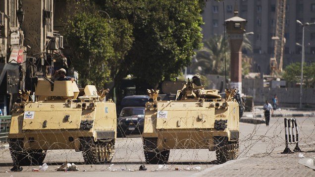 Carros blindados do exército egípcio são vistos estacionados na entrada da Praça Tahrir, partidários do deposto presidente egípcio Mohamed Morsi anunciou novas manifestações (18/08/2013)